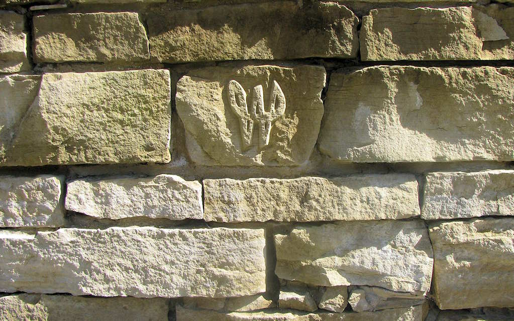 Sandsteinmauer mit Emblem des Privat-Weingut Magin