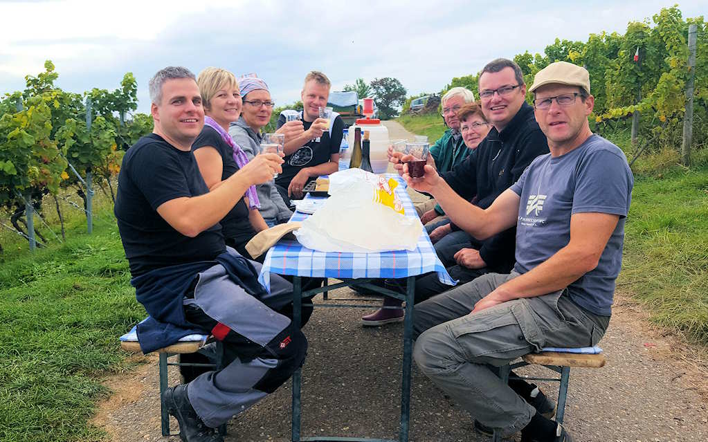 geselliges Beisammensein nach getaner Arbeit in der Weinlese